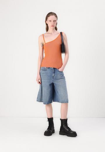 Топ на бретельках