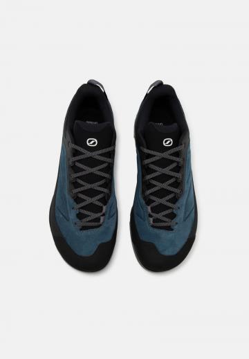 Походные кроссовки