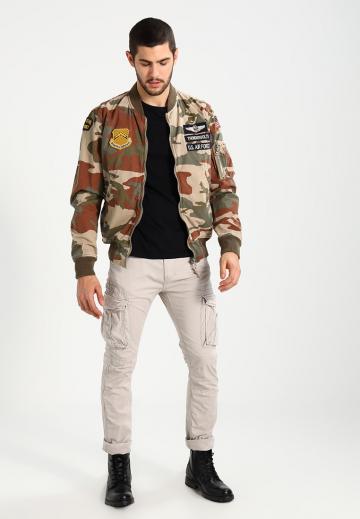 Брюки с накладными карманами