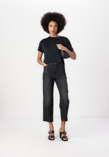 Короткие джинсы