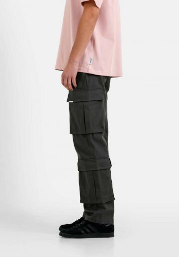 Брюки с накладными карманами