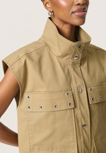 Длинный жилет