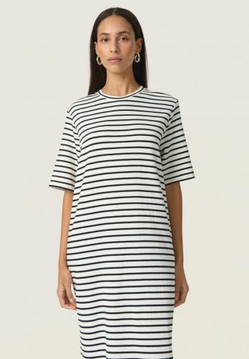 Вязаное платье