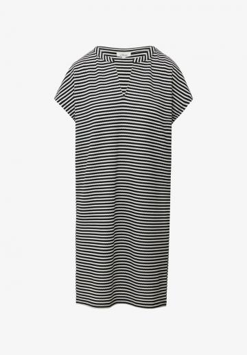 Вязаное платье