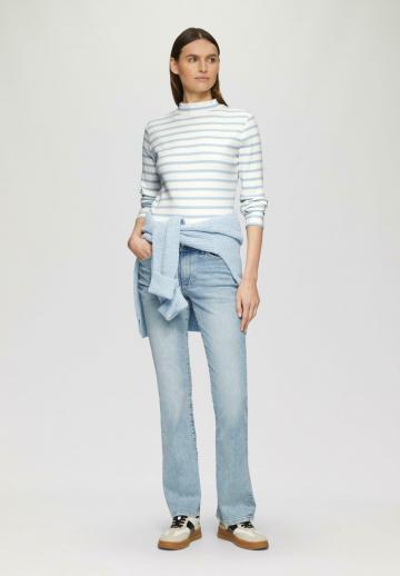 Пуловер в полоску