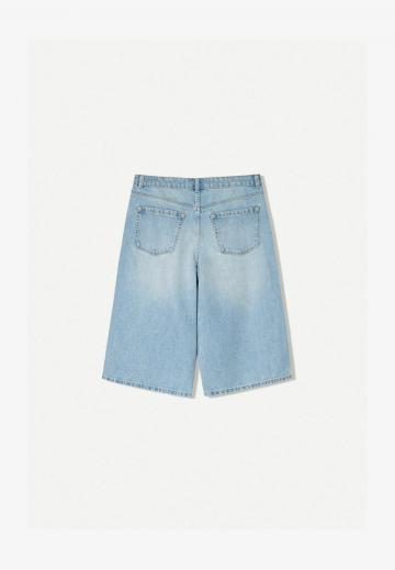 Короткие джинсы