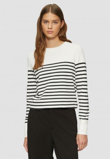 Пуловер в полоску