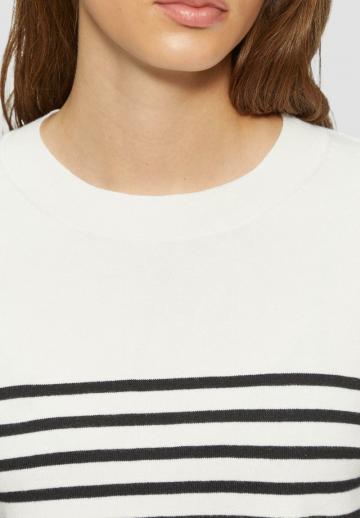 Пуловер в полоску