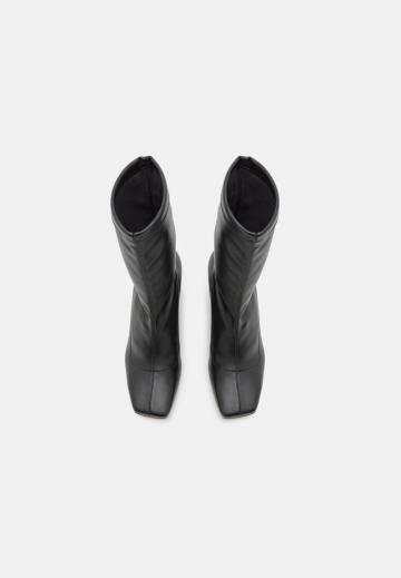 Сапожки на танкетке