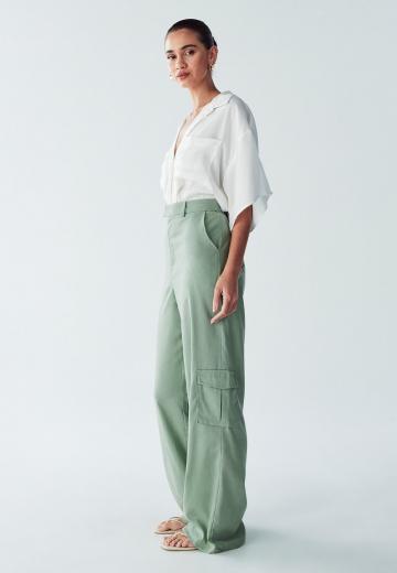 Брюки с накладными карманами