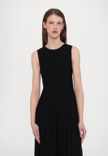 Вязаное платье