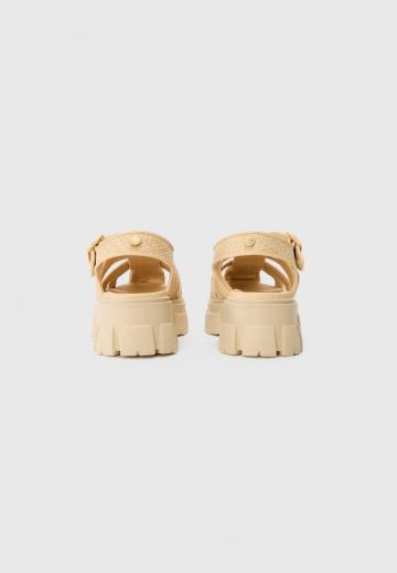 Босоножки на танкетке