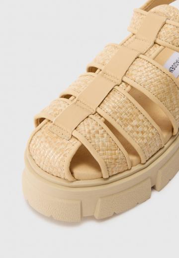 Босоножки на танкетке