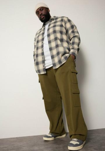 Брюки с накладными карманами