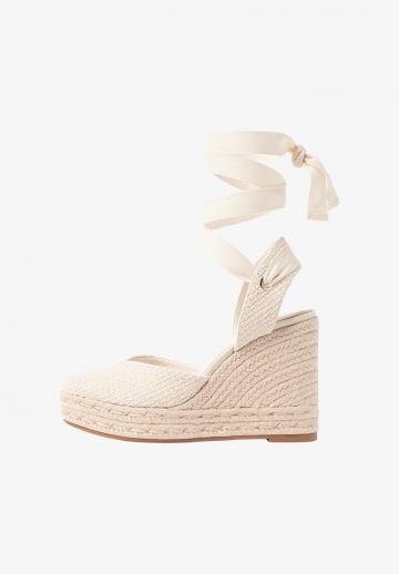 Туфли на танкетке