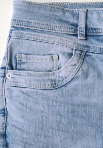 Короткие джинсы