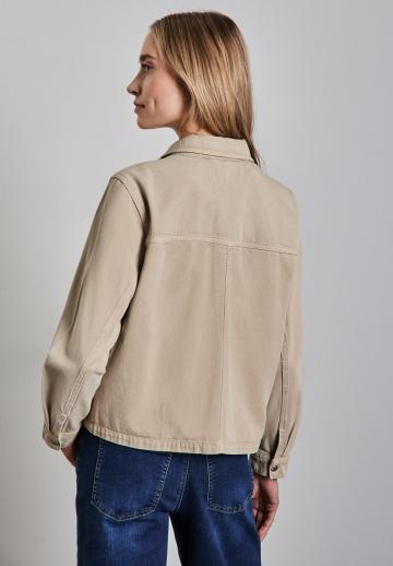 Куртка с накладнымит карманами