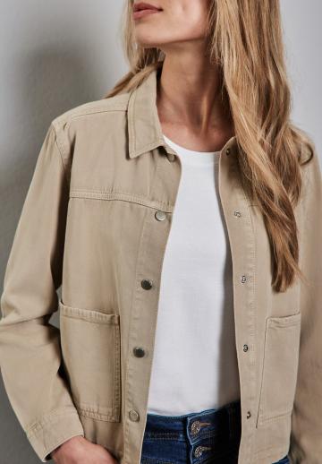 Куртка с накладнымит карманами