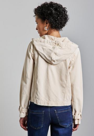 Куртка с накладнымит карманами