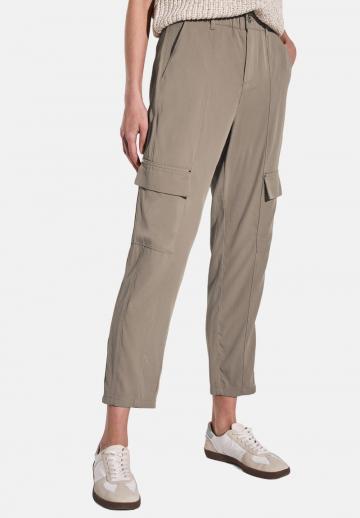 Брюки с накладными карманами