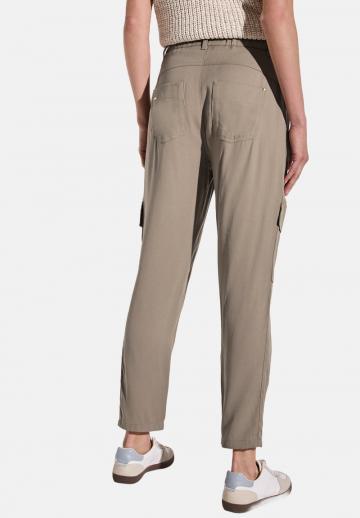 Брюки с накладными карманами