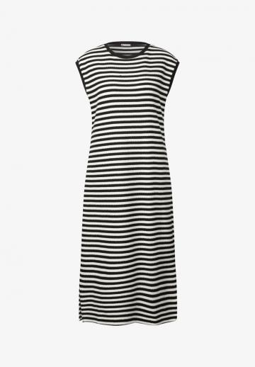 Вязаное платье