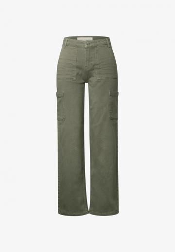 Брюки с накладными карманами