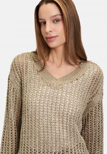 Пуловер с вырезом V