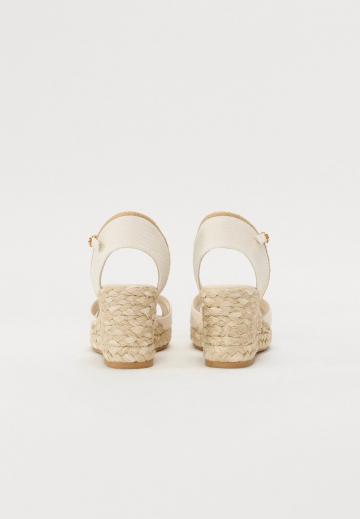 Босоножки на танкетке