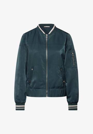 Куртка с накладнымит карманами