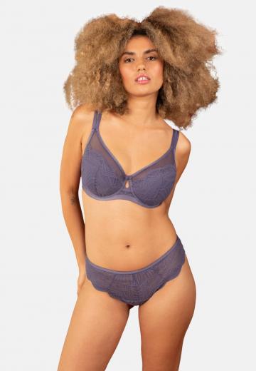 Трусы на бедрах