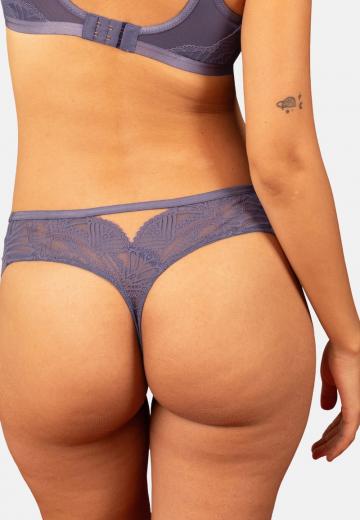 Трусы на бедрах