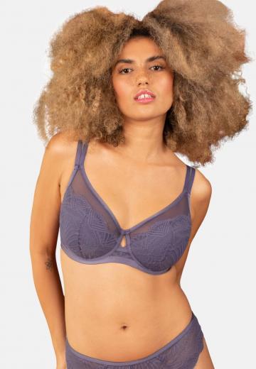 Трусы на бедрах