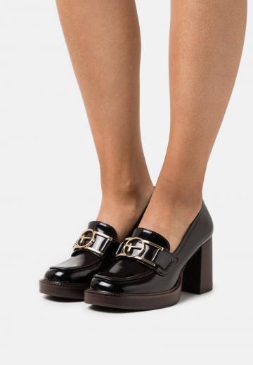 Туфли с высоким носом