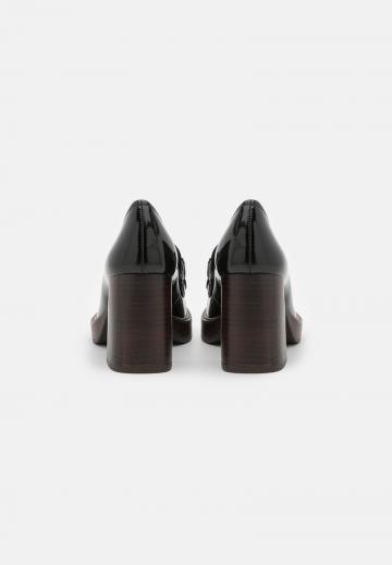 Туфли с высоким носом
