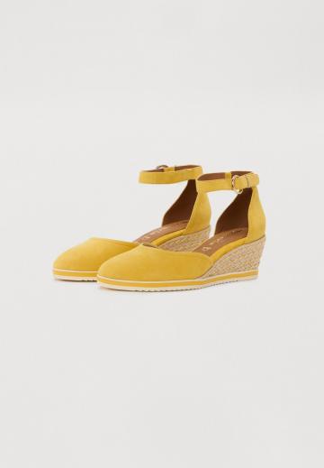 Босоножки на танкетке