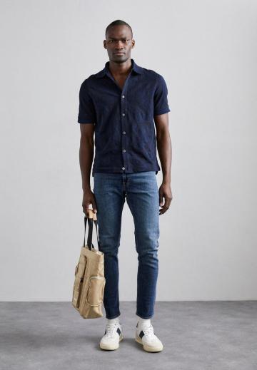 Узкие джинсы