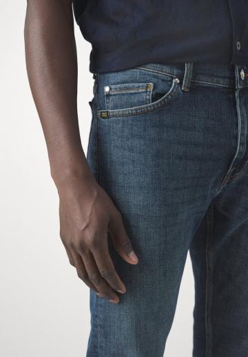 Узкие джинсы