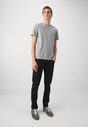 Узкие джинсы