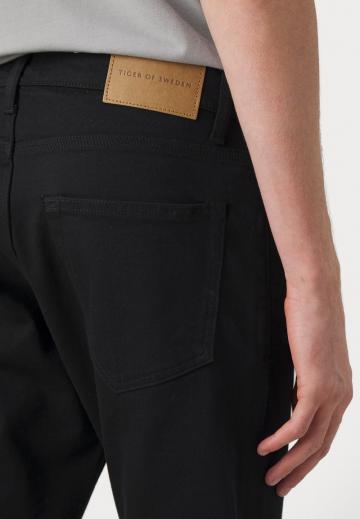 Узкие джинсы