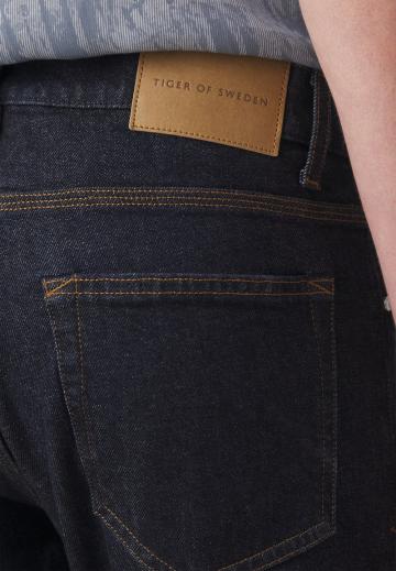 Узкие джинсы