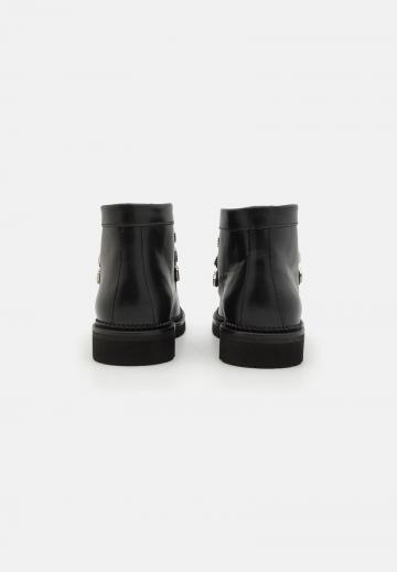 Ботинки на шнуровке