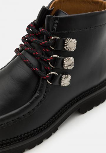 Ботинки на шнуровке