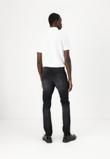 Узкие джинсы