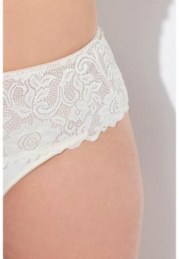 Трусы на бедрах