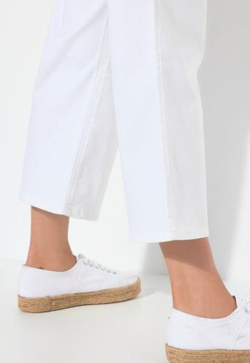 Короткие джинсы