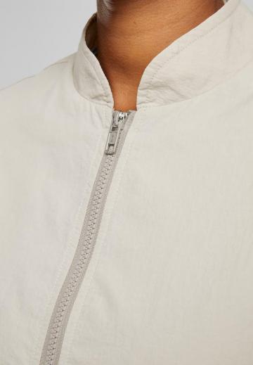 Куртка с накладнымит карманами