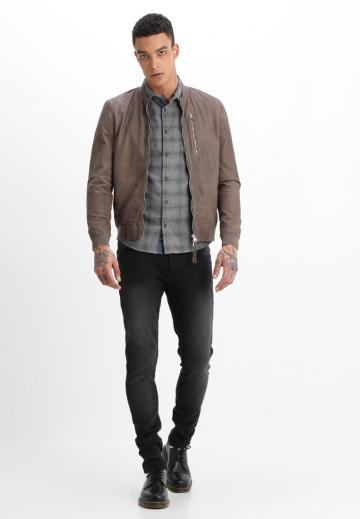 Узкие джинсы