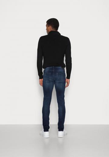 Узкие джинсы