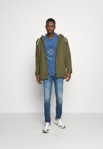 Узкие джинсы